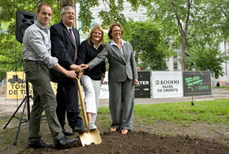 Premi&egrave;re pellet&eacute;e de terre du chantier
